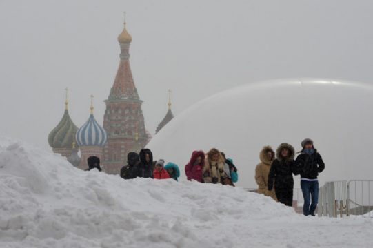 "Schneehölle" Moskau: Touristen auf dem Roten Platz - das Lenin-Mausoleum ist durch eine Spezialkuppel geschützt