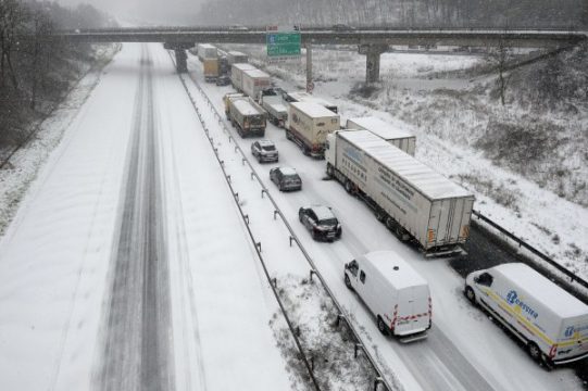 Schneechaos auch auf den Pariser Autobahnen
