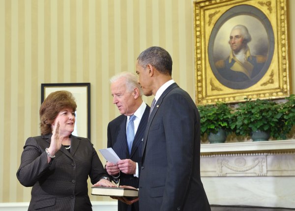 Julia Pierson legt den Eid als neue Direkrorin des Secret Service bei Joe Biden und Barack Obama ab