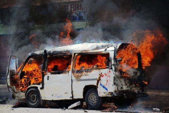 Das brennende Auto des Anschlags in Mogadischu