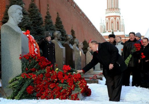 Kommunistenchef Gennadi Sjuganow und Stalin-Anhänger legen rote Nelken am Stalin-Denkmal ab