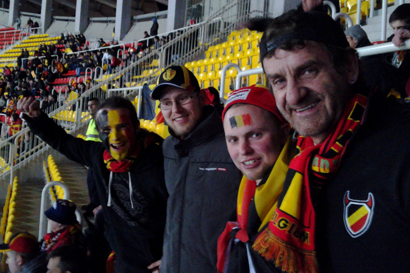 Deutschsprachige Fans feiern den 2:0-Sieg in Mazedonien