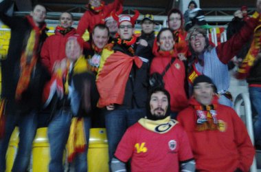 Deutschsprachige Fans feiern den 2:0-Sieg in Mazedonien
