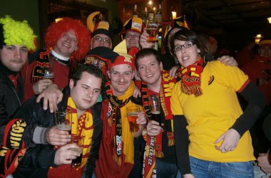 Deutschsprachige Fans feiern den 2:0-Sieg in Mazedonien