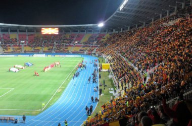 Deutschsprachige Fans feiern den 2:0-Sieg in Mazedonien