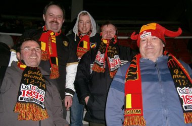 Deutschsprachige Fans feiern den 2:0-Sieg in Mazedonien