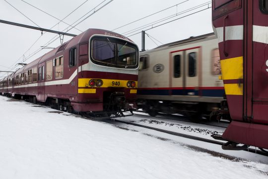 Eingeschneiter Zug in Halle