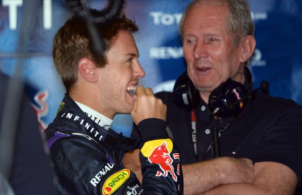 Strahlende Gesichter bei Sebastian Vettel und einem Crew-Mitglied