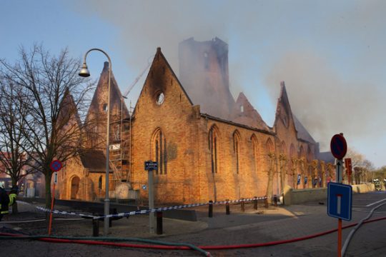 Sint-Niklaas-Kirche von Westkapelle volständig ausgebrannt