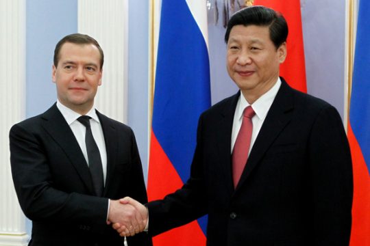 Xi Jinping mit dem russischen Premier Dmitri Medwedew