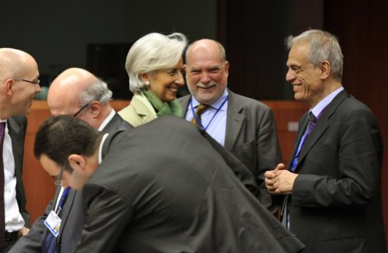 Christine Lagarde (M.) und Zyperns Finanzminister Michael Sarris (r)