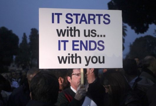 Wütende Zyprioten vor dem Parlament in Nikosia