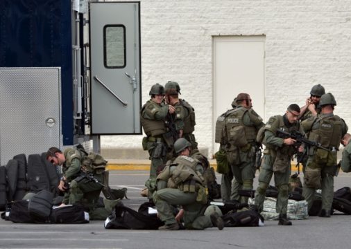 Spezialeinheiten durchsuchen Watertown