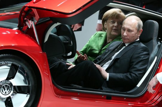 Merkel und Putin beim Messe-Rundgang
