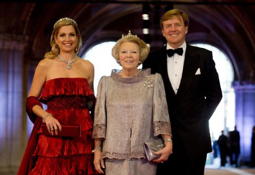 Prinzessin Maxima, Königin Beatrix und Kronprinz Willem-Alexander vor dem Festessen im neu eröffneten Rijksmuseum