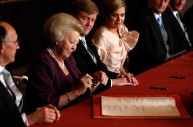Königin Beatrix unterzeichnet die Abdankungsurkunde