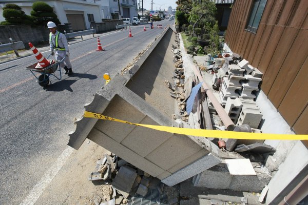 IKn der Stadt Awaji stürzten Mauern nach dem Erdbeben am Samstagmorgen ein
