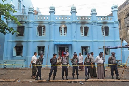 Birmanische Polizisten bewachen die muslimische Schule im Zentrum Ranguns