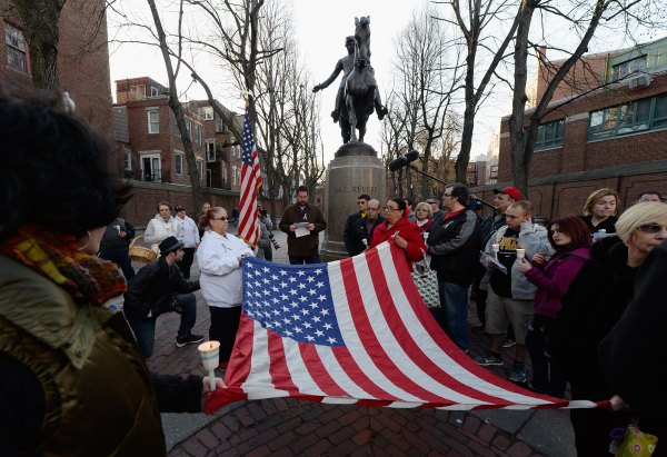 Bostoner versammeln sich und denken an die Opfer des Attentats am vergangenen Montag