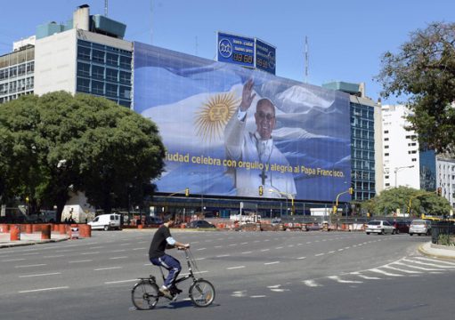 Papst-Poster in Buenos Aires (28. März)c