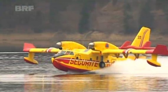 Canadair-Löschflugzeug zu Übungszwecken in Talsperre gelandet