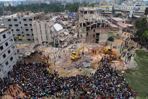 Rettungskräfte sind immer noch in Dhaka im Einsatz