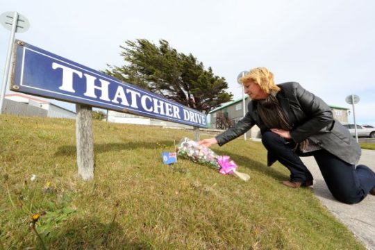 Eine Falkländerin legt Blumen zu Ehren von Margaret Thatcher ab (8.4.)