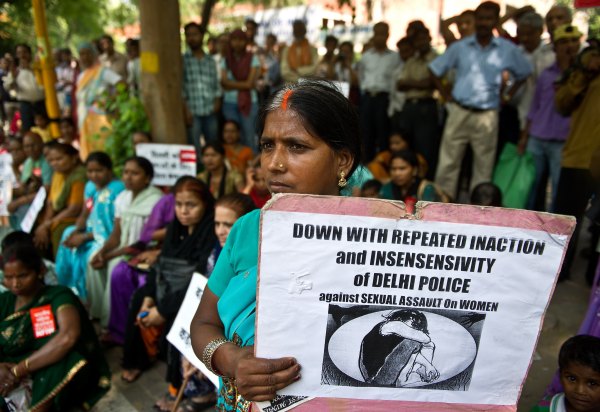 Demonstration in Neu Delhi gegen die Unfähigkeit von Polizei und Politik, Frauen und Kinder zu beschützen