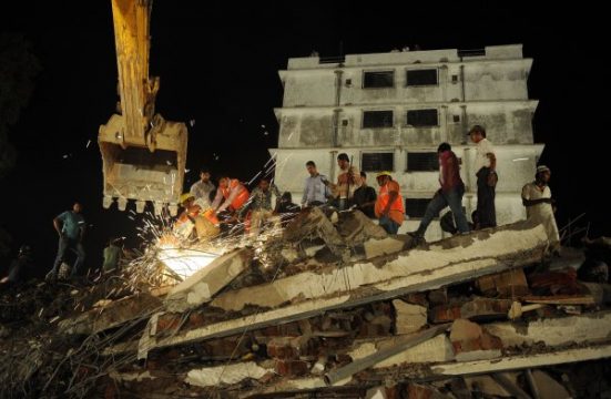 Indische Rettungsleute suchen nach Überlebenden in dem in der Nähe von Mumbai eingestürzten Gebäude