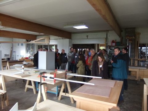 Besuchergruppe ind er Schreinerei Rolf Jodocy in Born