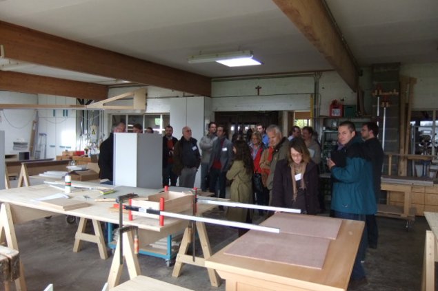 Besuchergruppe ind er Schreinerei Rolf Jodocy in Born