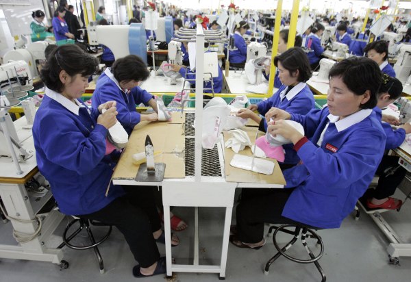 Nordkoreanische Arbeiterinnen einer Schuhfabrik im Industriepark Kaesong (16.10.2007)