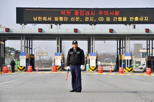 Wache vor dem Industriepark Kaesong an der Grenze zu Südkorea