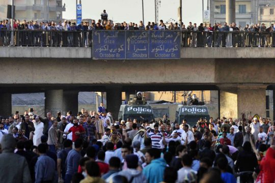 Straßenschlacht zwischen Islamisten und radikalen Protestgruppen in Kairo