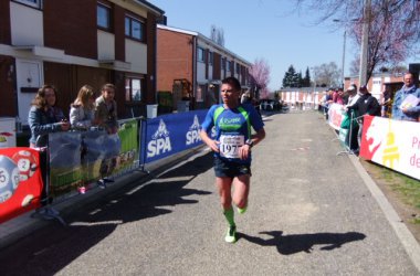 Markus Breuer, den Sieger des Laufes über 5,6 Kilometer im Ziel