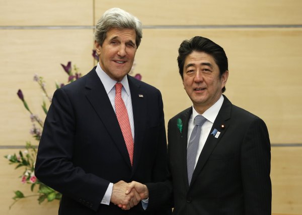 John Kerry und Shinzo Abe