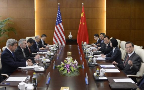 Treffen zwischen US-Außenminister John Kerry (l.) und Chinas Außenminister Wang Yi (r.) in Peking