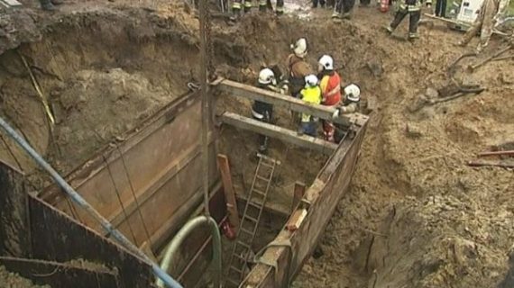 Reparaturarbeiten nach Gasleck an der E40 - Der sieben Meter tiefe Schacht