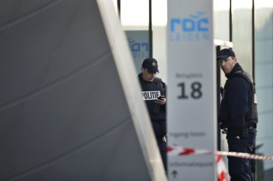 Polizisten bewachen das ROC ID College in Leiden