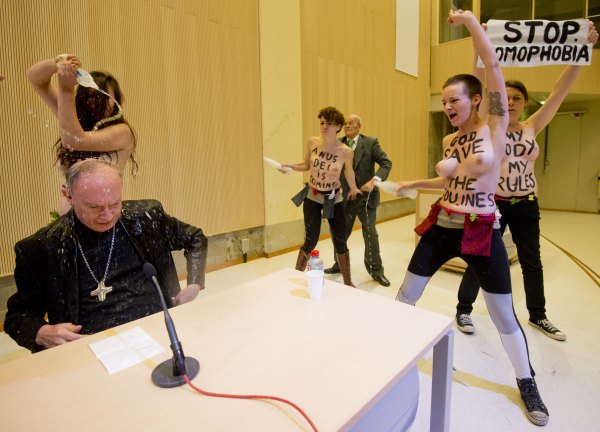 Femen greifen Erzbischof André-Joseph Léonard an