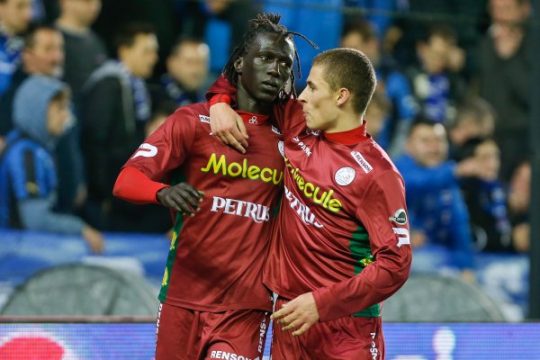 Der dreifache Torschütze für Zulte Waregem, Mbaye Leye (l.)