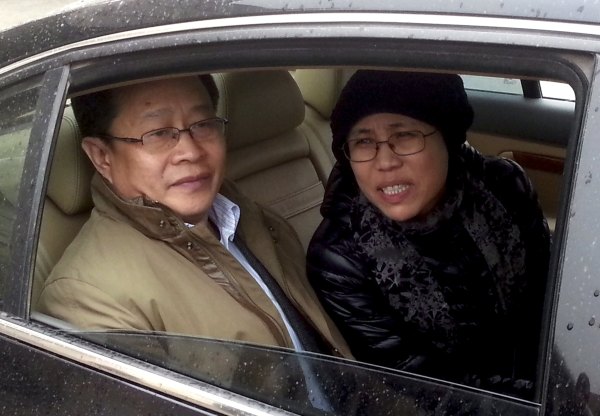 Liu Xia und ihr Anwalt Mo Shaoping (l.)