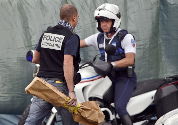 Polizisten sichern Beweise am Tatort in Istres in der Nähe von Marseille