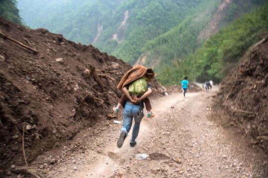 Nachbeben: Mann versucht sich mit seiner Tochter vor stürzenden Steinen in Sicherheit zu bringen