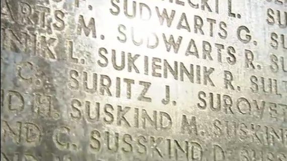 Mahnmal mit den Namen der während des Zweiten Weltkriegs deportierten Juden