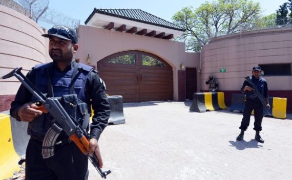 Pakistanische Polizeibeamte vor dem Anwesen des früheren Militärmachthabers Pervez Musharraf