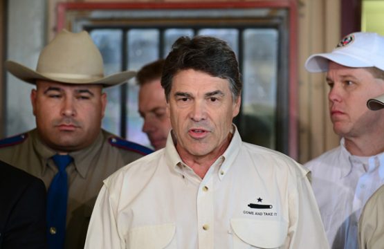 Der Gouverneur von Texas, Rick Perry (M.)