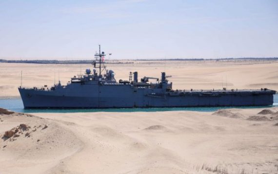 Die "USS Ponce" im Suez-Kanal (2.3.2011)