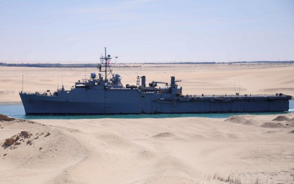 Die "USS Ponce" im Suez-Kanal (2.3.2011)