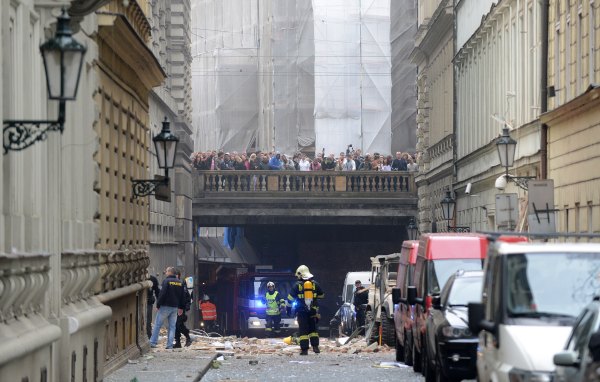 Polizisten und Feuerwehrleute vor dem explodierten Bürogebäude in Prag